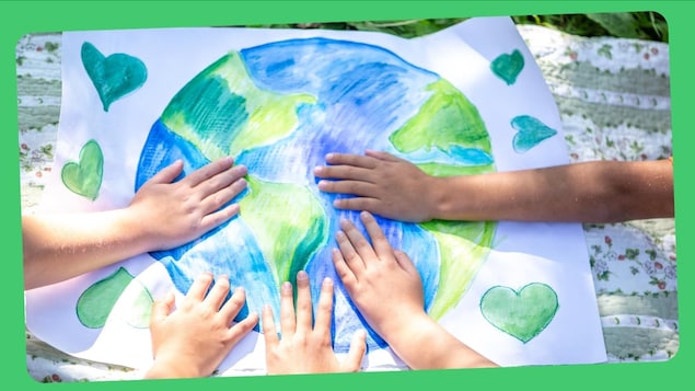 Quatre mains d'enfants touchent un dessin de la terre, entouré de coeurs.
