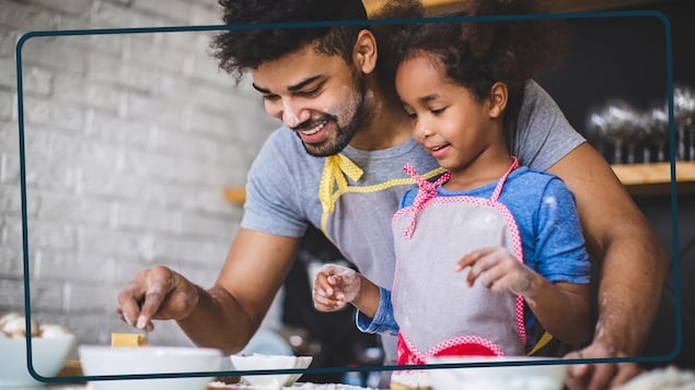 Un père et sa fille cuisinent.