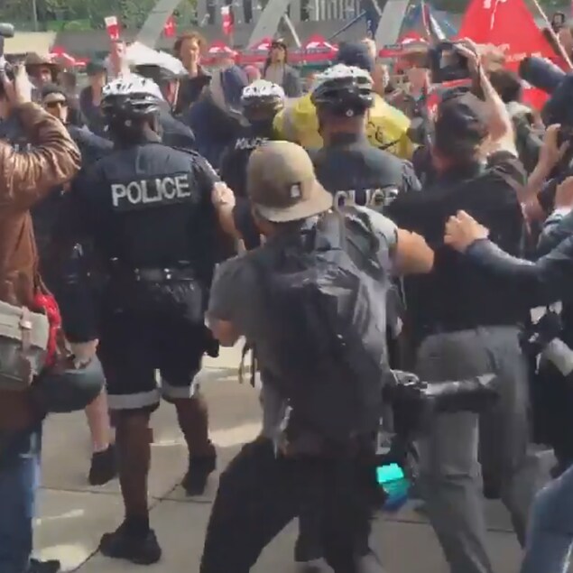 Des policiers, des photographes et des manifestants