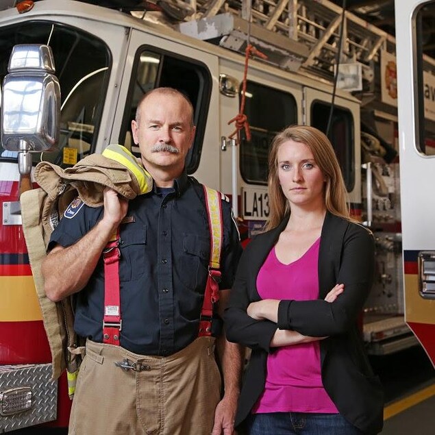 Les deux sont devant un camion de sécurité incendie d'Ottawa