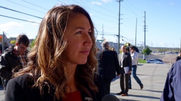 L'épouse d'un des policiers tués, Angela Gevaudan, à la sortie du palais de justice de Moncton.