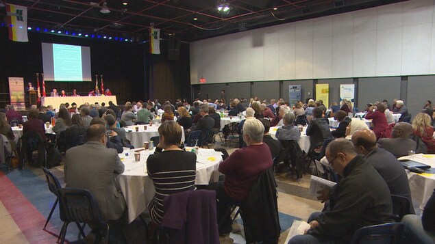 Des membres de la SFM rassemblés dans une salle au Centre culturel franco-manitobain