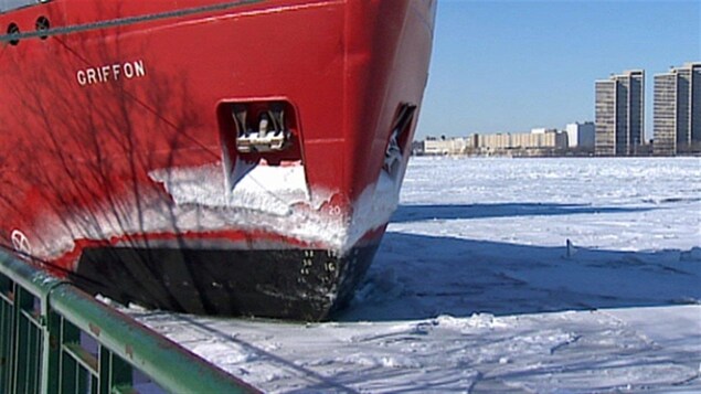 Un bateau à quai sur la voie maritime du Saint-Laurent.