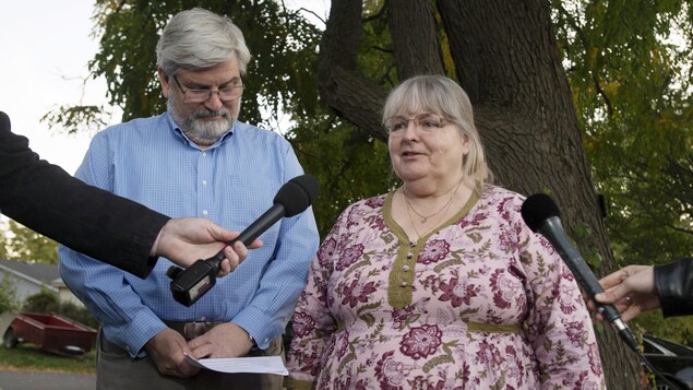 Linda et Patrick Boyle s'adressent aux médias près de leur domicile en Ontario.