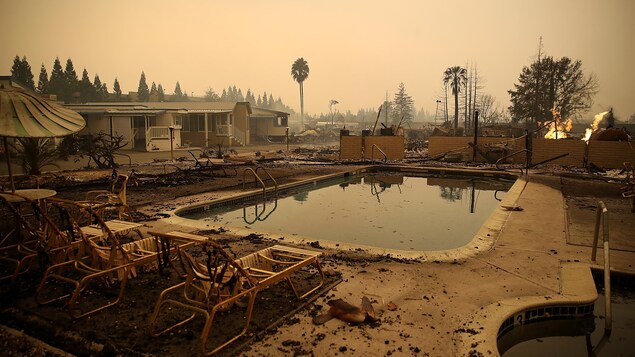 Ce qui reste d'un parc de caravanes et des piscines à Santa Rosa en Californie.