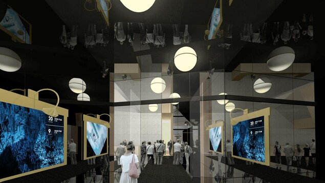 Intérieur de l'entrée avec des affiches le long des murs