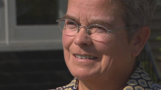 Gros plan du visage de Doris Lavoie