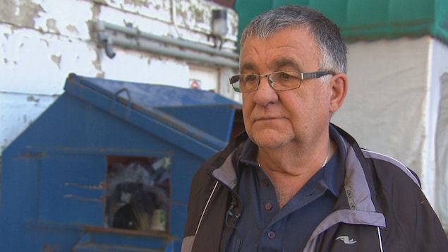 Claude Ouellet se dit choqué de retrouver régulièrement des objets et de l'équipement médical neuf dans les poubelles.