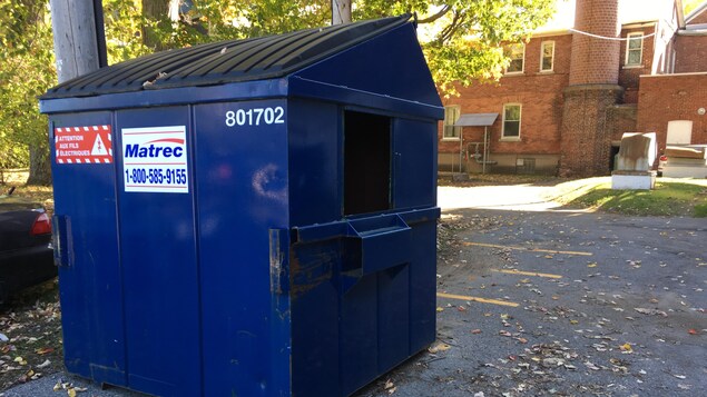 Le conteneur à déchets dans lequel Claude Ouellet a retrouvé plusieurs objets médicaux.