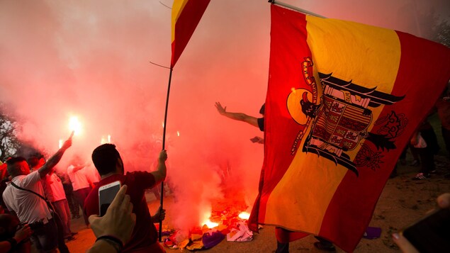Des militants d'extrême droite ont brûlé le drapeau catalan à l'occasion de la fête nationale d'Espagne, le 12 octobre 2017.