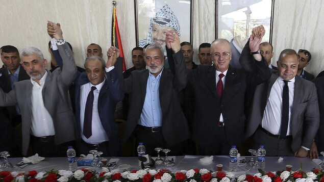 Cinq hommes politiques palestiniens réunis à Gaza.