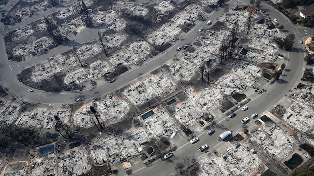 Survol d'un quartier ravagé par les feux de forêt à Santa Rosa, en Californie.