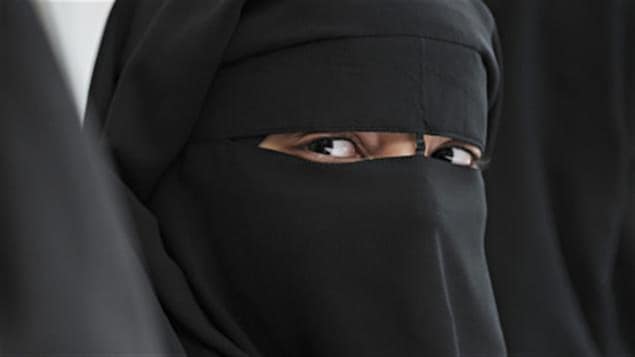Une femme porte un niqab.