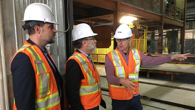 Alexandre Boulerice et Robert Aubin en visite chez une entreprise trifluvienne.