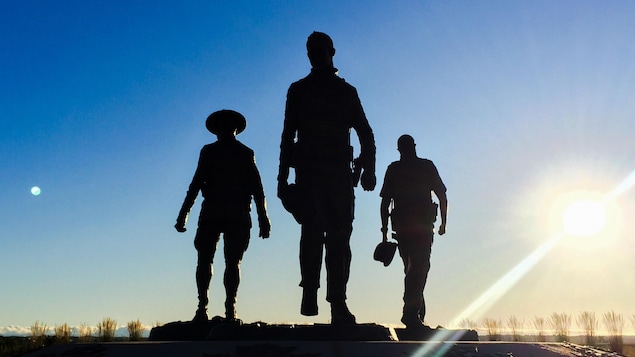 Le soleil se lève sur le monument en hommage aux trois policiers tués lors de la fusillade de Moncton, à quelques heures du verdict au procès de la GRC