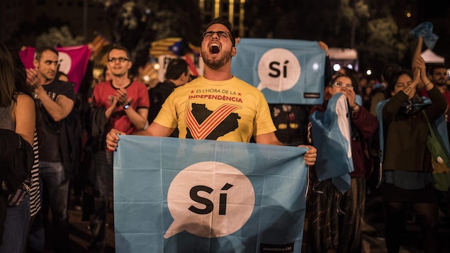 Un homme manifeste dans les rues de Barcelone alors que la police nationale espagnole a tenté d'empêcher la tenue du référendum sur l'autodétermination de la Catalogne.