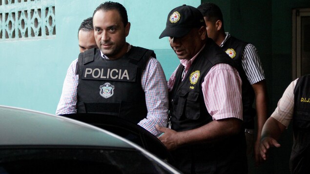 Roberto Borge est escorté par les policiers.