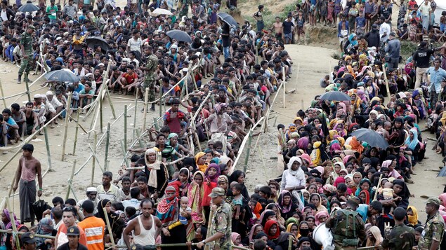 Des réfugiés rohingyas attendent de l'aide à Cox's Bazar, au Bangladesh.