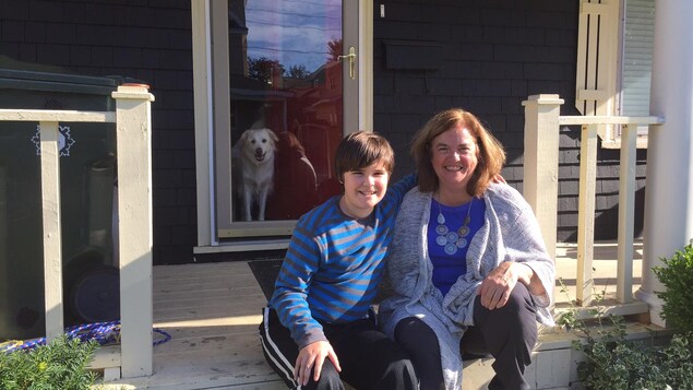 Les sinistrés Trish O'Neill et son fils, Aidan Munroe, célèbrent l'Action de grâces dans leur nouvelle maison, après avoir passé plusieurs mois dans des logements temporaires.