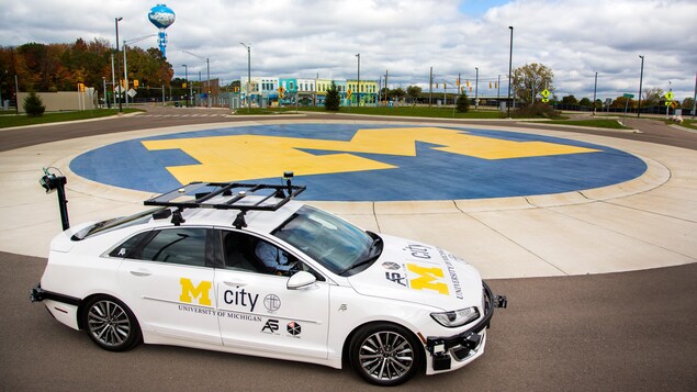 Une voiture autonome roule sur une piste d'essai à l'Université du Michigan.
