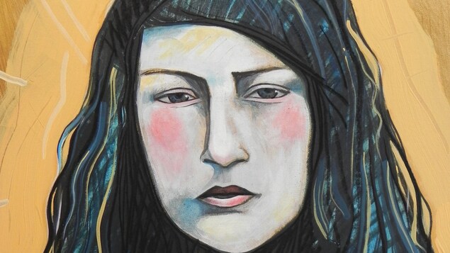Tigua, une oeuvre de la peintre Maud Besson. Le tableau représente une jeune femme tigua sur fond jaune moutarde. Elle est très belle et a les cheveux long noirs, pratiquement bleus.