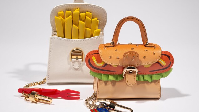 Deux sacs à main qui reproduisent l'apparence d'un casseau de frites et d'un hamburger.
