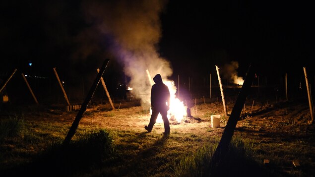 Une personne passe près d'un feu.