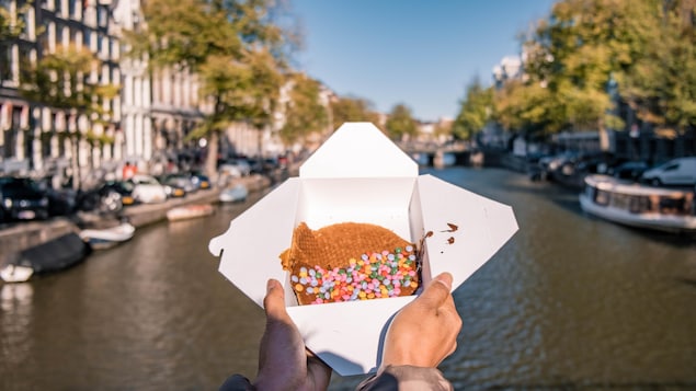 Une gaufre dans une boîte à Amsterdam.