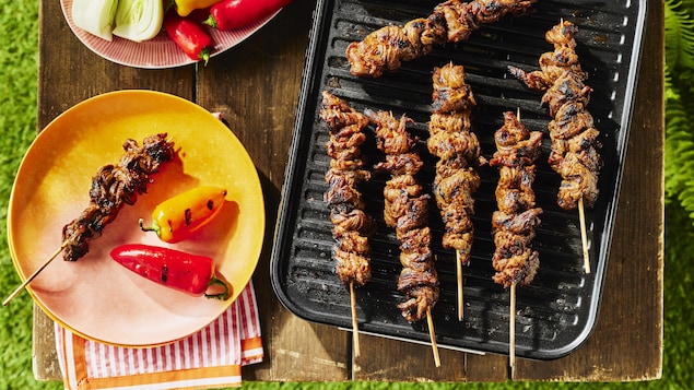 Des brochettes de bœuf à la coréenne sur le barbecue.