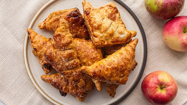 Des chaussons aux pommes dans une assiette.