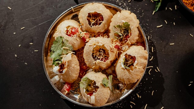 Plusieurs dahi batata puri dans un bol.