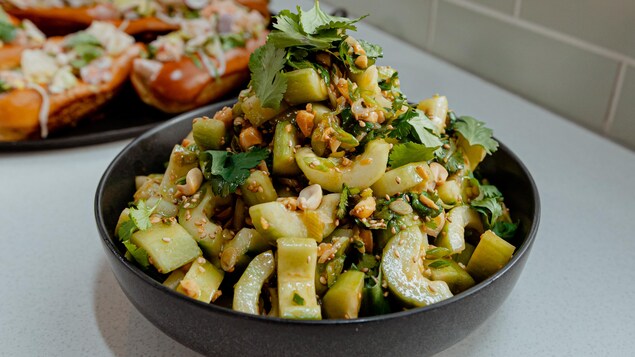Un bol rempli de salade de concombres épicée.