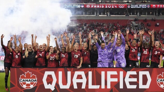 Las jugadoras de la selección canadiense de fútbol celebran su clasificación a los Juegos Olímpicos de París en 2024.