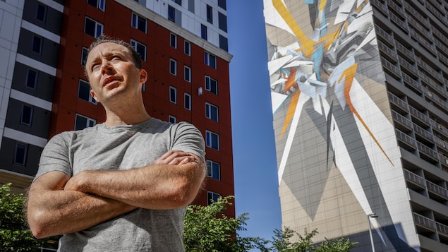 Peter Oliver, cofundador de la Asociación de Vecinos de Beltline, explica la creación del mural más alto del mundo por parte del grafitero de renombre internacional Mirko Reisser en Calgary, Alberta.