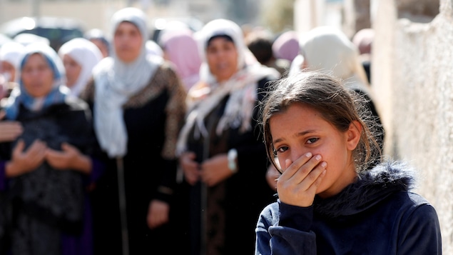 Una niña llora durante el funeral de un palestino muerto durante en un enfrentamiento con las fuerzas israelíes, en Tammun, en la Cisjordania ocupada por Israel el 16 de noviembre de 2021.