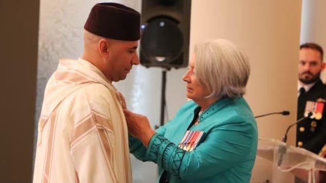 La gobernadora general de Canadá, Mary Simo, otorga la Medalla al Valor a Saïd Akjour.