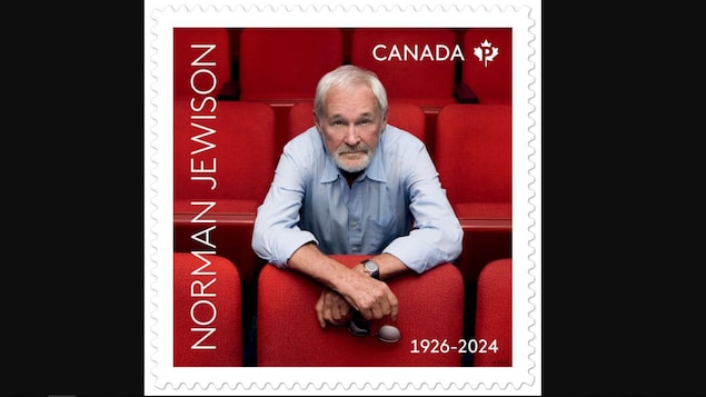 El nuevo timbre de correos de Canadá con la imagen del director de cine Norman Jewison (1926-2024).
