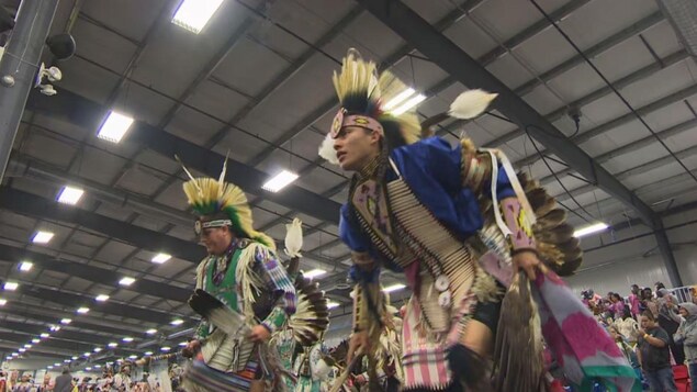 Bailarines indígenas en el powwow Manito Ahbee