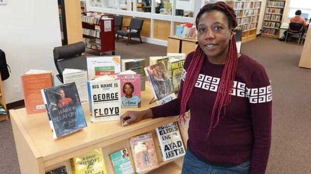Una mujer nacida en África dona libros de autores negros a su biblioteca local.