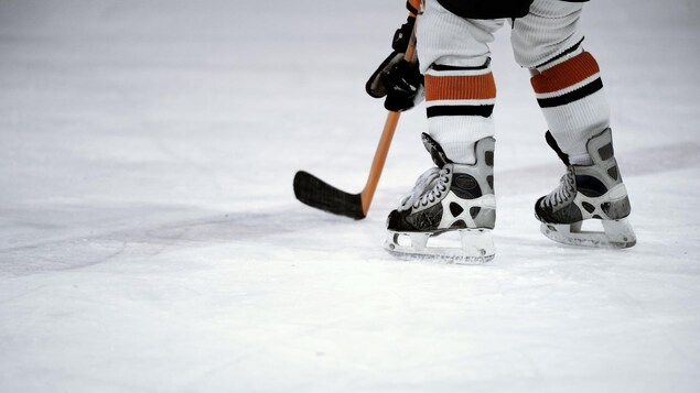 Un joueur de hockey sur la glace. 