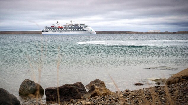 Le navire Greg Mortimer le long de la côte de Cambridge Bay en septembre 2022 au Nunavut. 