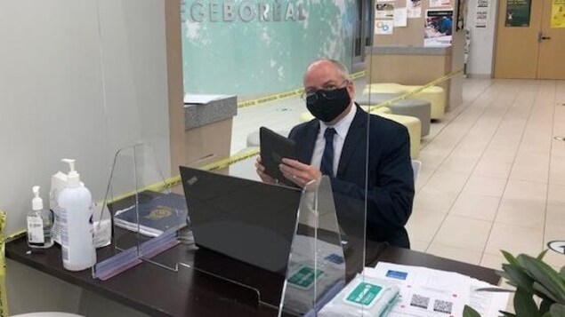 Gilles Marchildon, directeur du campus de Toronto du Collège Boréal porte un masque.