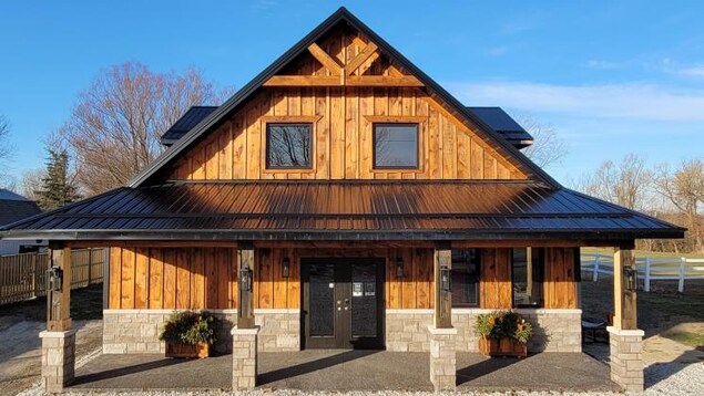 Une maison en bois au sein d'un ranch. 