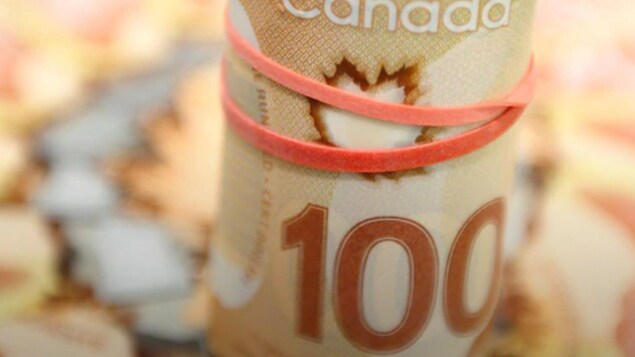 Des billets de 100 dollars.