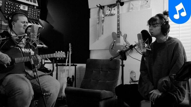 Les deux artistes chantent en studio.