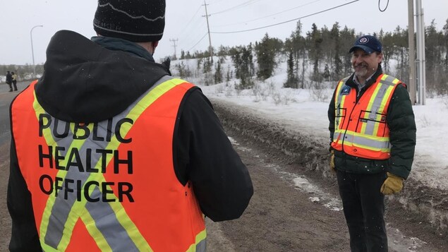 Des agents du bureau de la médecin hygiéniste en chef des Territoires du Nord-Ouest effectuent un contrôle routier.