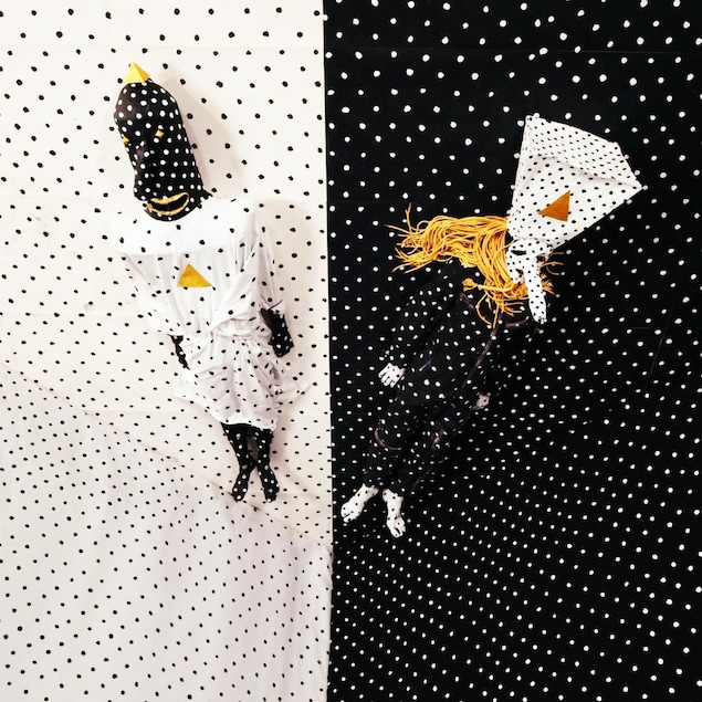 Les frères Klek et Khn de Poitrine étendus au sol. 