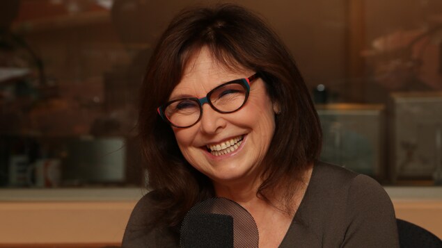 Alexandra Szacka dans les studios de Radio-Canada.