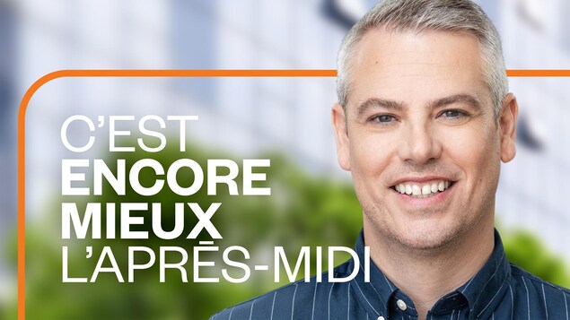 Guillaume Dumas porte une chemise bleue et sourit.