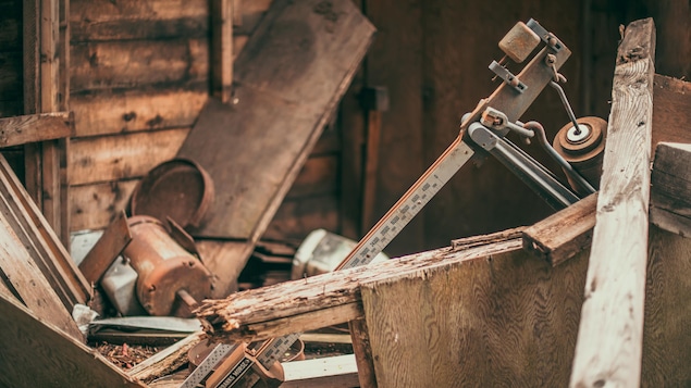 Des planches et plaques de bois cassées, en désordre dans un ancien élévateur, à Barnsley au Manitoba, début juin 2022